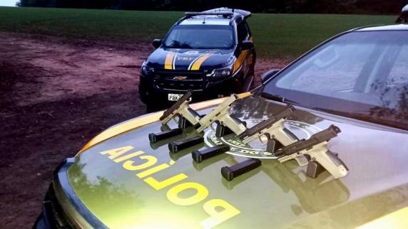 Homem é preso com 4 pistolas escondidas no painel do carro - foto 3