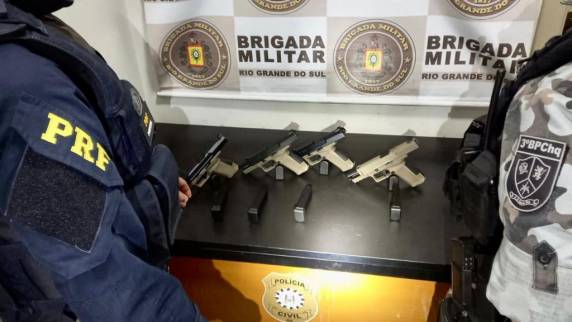 Homem é preso com 4 pistolas escondidas no painel do carro - foto 2