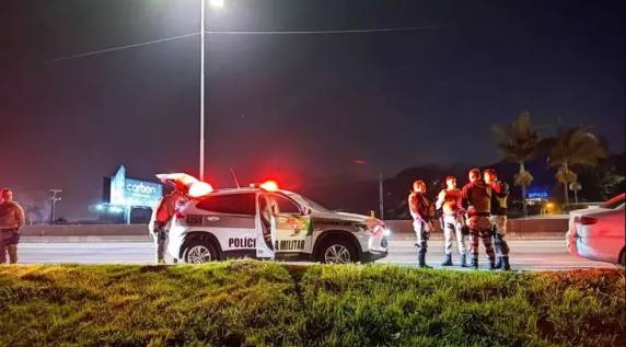 Segundo a Polícia Militar de Itapema, motorista fez manobras arriscadas para tentar fugir dos policiais.