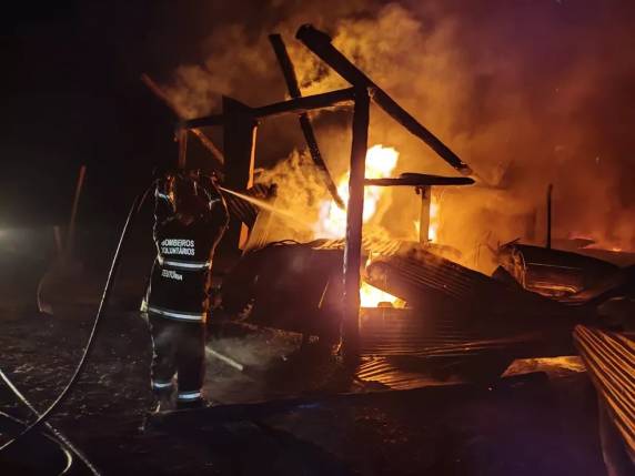 As chamas começaram por volta das 23h30 em um galpão de 900 metros quadrados na localidade de Linha Harmonia, às margens da RSC-453. Ainda não se sabe como o fogo começou.