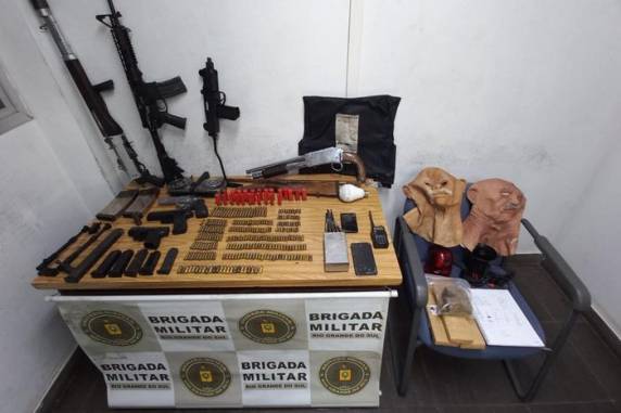 Criminosos fugiram em um carro após atirar contra os policiais