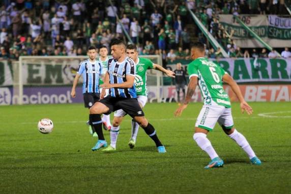 Tricolor atuou com 10 jogadores desde os 30 minutos do primeiro tempo, após a expulsão de Bitello
