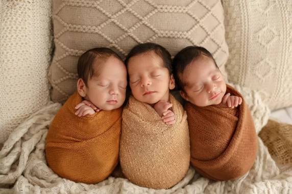 Trigêmeos de mãe que deu à luz 10 meses após ter gêmeos têm alta e fazem sessão de fotos - foto 4