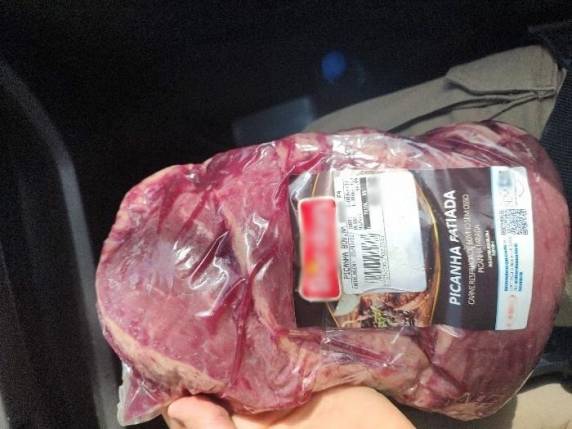 Quando o alarme do estabelecimento tocou, ela jogou o produto em uma lixeira