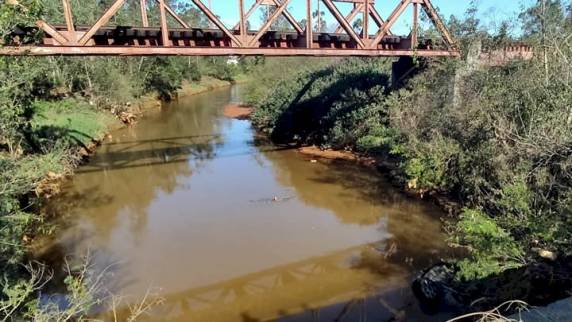 Quatro crianças são reanimadas após veículo cair em rio de Criciúma - foto 4