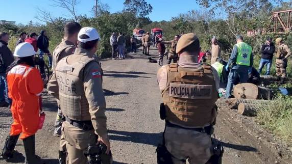 Quatro crianças são reanimadas após veículo cair em rio de Criciúma - foto 2