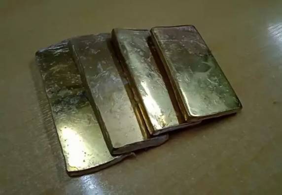 Família teria perdido R$ 75 mil em serviços relacionados à detecção do ouro e à mineração. Material era ferro banhado em ácido para ganhar coloração dourada.