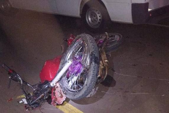 Adolescente de 14 anos entrava em carro quando foi atingida pela motocicleta; o condutor, de 18 anos, não possuía habilitação