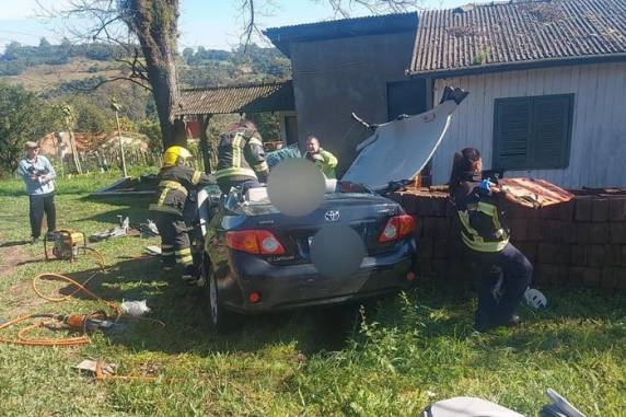 Em um dos veículos estavam seis pessoas, sendo duas crianças e um bebê
