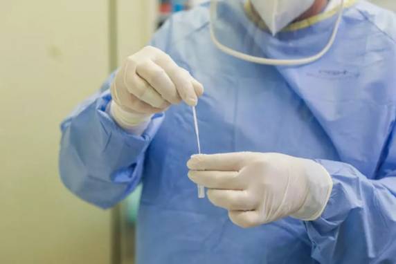 Após retificação de seis óbitos, estado soma 40.485 vítimas do coronavírus. Quase 3,8 mil novos casos foram notificados. Hospitais atendem 917 pacientes com Covid-19, entre adultos e crianças.