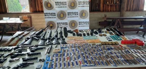 Também foram encontradas porções de crack e maconha, além de um simulacro de arma, duas armas de pressão, algemas e coldres. Operação recolheu mais de R$ 5 mil