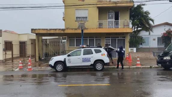 Vítima era detento e cumpria expediente na Secretaria Municipal de Obras, onde trabalhava por meio do programa de ressocialização. Dois homens em uma moto efetuaram os disparos e fugiram.