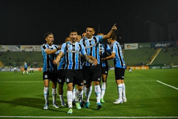 Em jogo da 22ª rodada, Tricolor venceu o Guarani por 2 a 1. Agora, seca o Bahia para seguir em segundo lugar