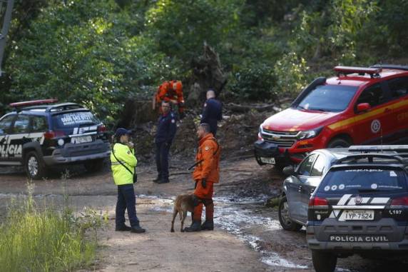 Trabalho recomeçou mesmo sem o surgimento de novas pistas; cerca de 40 agentes e cães farejadores atuam em zona de mata