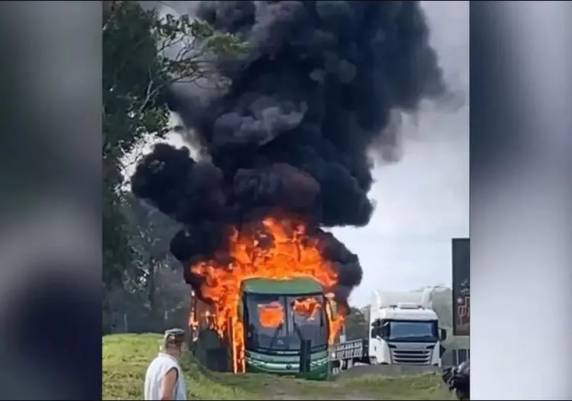 Jovem conta que chegou a ouvir explosões enquanto saía do veículo. Ônibus pegou fogo na BR-376, no Paraná, na manhã desta sexta-feira (5).