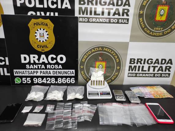 Foram apreendidas 410g de cocaína, 03 balanças de precisão, 02 telefones celulares, R$ 172,00 em moeda corrente e 06 munições de cal .38