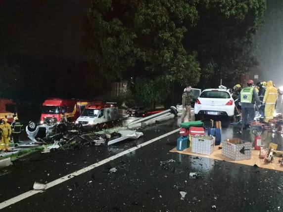 Além deles, os dois motoristas morreram na hora e outros dois ocupantes foram levados ao hospital. Acidente ocorreu no início da BR-282, na Via Expressa.