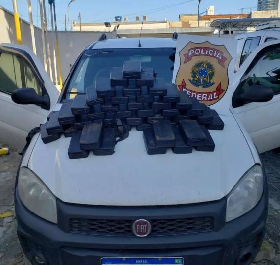 Prisão aconteceu após abordagem ao veículo em Itajaí. PF acredita que droga partiu da fronteira entre o Brasil e o Paraguai.