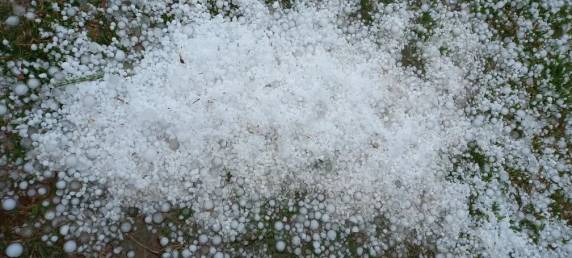 Chuva de granizo causa estrago em casas no Oeste de SC - foto 2