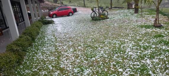 Chuva de granizo causa estrago em casas no Oeste de SC - foto 3