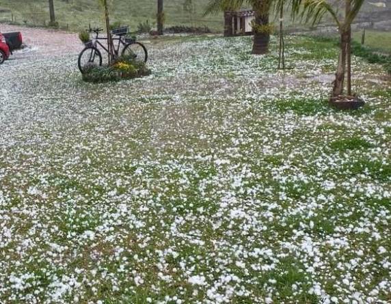 Defesa Civil relatou estragos em pelo menos quatro municípios na tarde deste domingo (7). Não há relatos de acidentes.