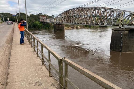 Três residências precisaram ser esvaziadas devido à inundação; previsão é de que o rio continue a subir