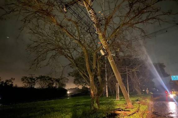 Problema afetou também partes da Avenida Assis Brasil; equipes trabalham para restabelecer o abastecimento