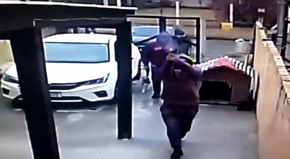 Crime aconteceu no domingo (7). Menino de 6 anos foi atingido na cabeça. Pai, o sargento da reserva Alexandre de Jesus Ferreira, não corre risco de morrer.