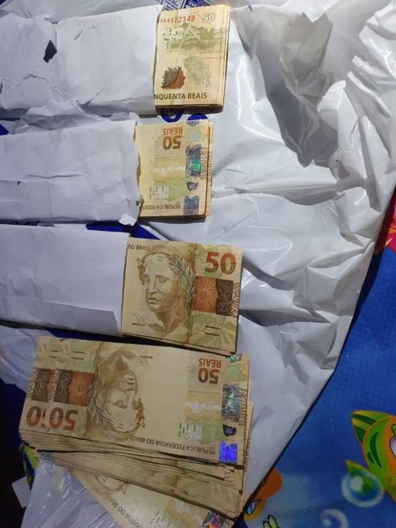 Ação conjunta PRF, PM e GAECO apreende dois motoristas gaúchos com drogas, armas e cigarros no oeste de SC - foto 4