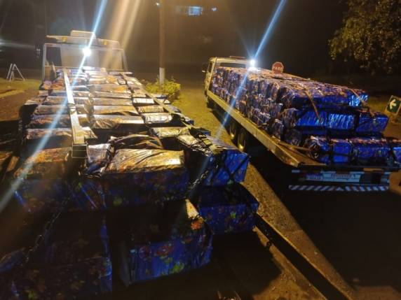 Ação conjunta PRF, PM e GAECO apreende dois motoristas gaúchos com drogas, armas e cigarros no oeste de SC - foto 3