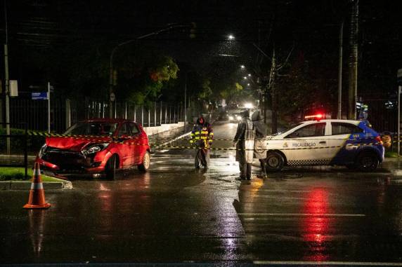 Colisão na Avenida Cavalhada deixa uma pessoa morta e duas feridas em Porto Alegre - foto 4