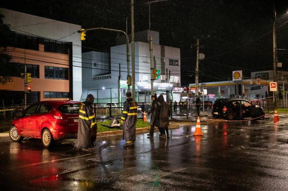 Colisão na Avenida Cavalhada deixa uma pessoa morta e duas feridas em Porto Alegre - foto 5