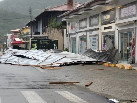 Ciclone causa deslizamentos e queda de estruturas em SC; moradores precisaram deixar residências - foto 2