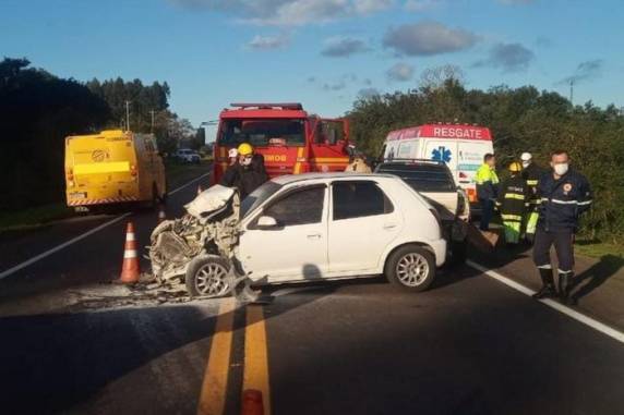 Ocorrência envolveu dois carros e um caminhão. Trânsito está bloqueado na rodovia
