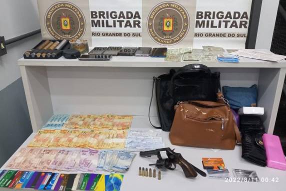 Conforme a polícia, dupla havia roubado um carro e assaltado diversas pessoas durante a quarta-feira