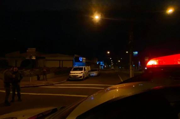 Conforme a polícia, dupla havia roubado um carro e assaltado diversas pessoas durante a quarta-feira