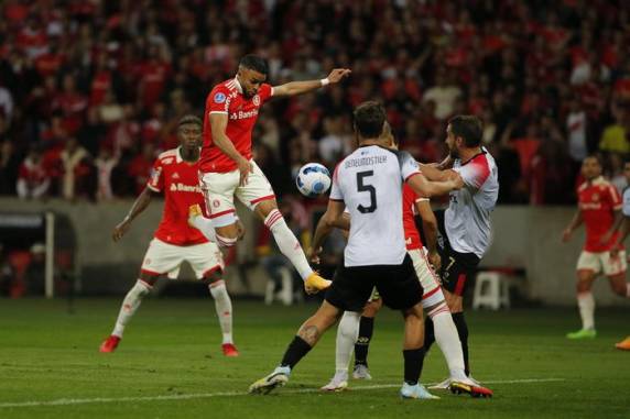 Colorado pressionou a maior parte do tempo, mas teve jogador expulso e acabou eliminado