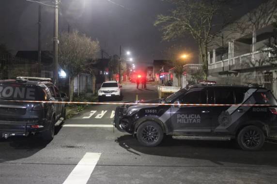 Inicialmente, PC-PR disse que investigação ficaria a cargo da PM. Mortes aconteceram no Caximba e Cajuru após troca de tiros, segundo a PM. RPC teve acesso a identidade de três dos mortos - todos condenados.