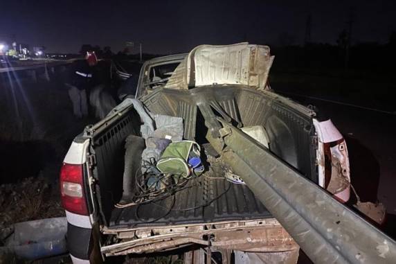 Guard rail atravessa carro após colisão na RS-118, em Cachoeirinha - foto 2