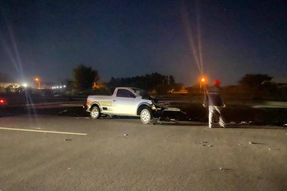Guard rail atravessa carro após colisão na RS-118, em Cachoeirinha - foto 3