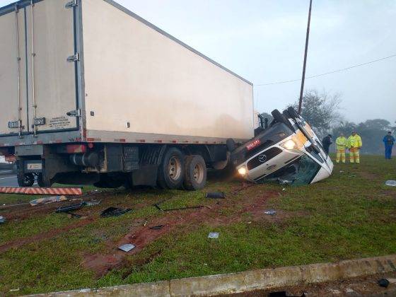 Jovem morre após colisão de caminhão com van escolar em Estrela - foto 2
