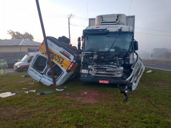 Jovem morre após colisão de caminhão com van escolar em Estrela - foto 3