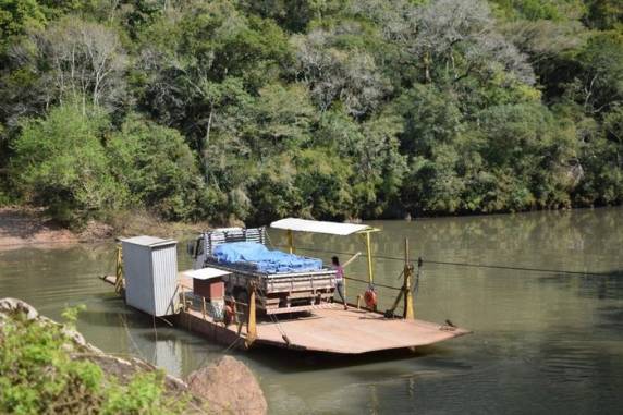 Travessia estava interrompida desde quinta-feira (11) devido ao nível do Rio da Prata