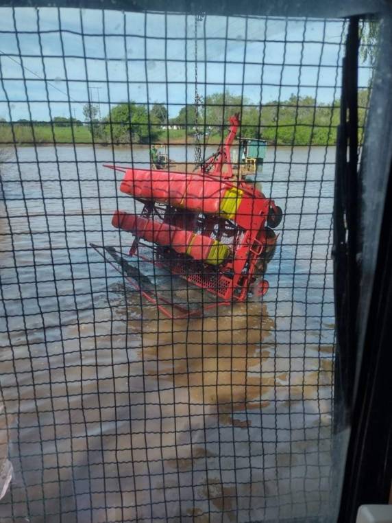Trator com semeadeira cai no Rio Ijuí - foto 2