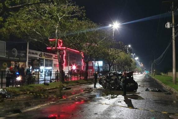 Seis pessoas ficaram feridas; todos estavam no mesmo carro