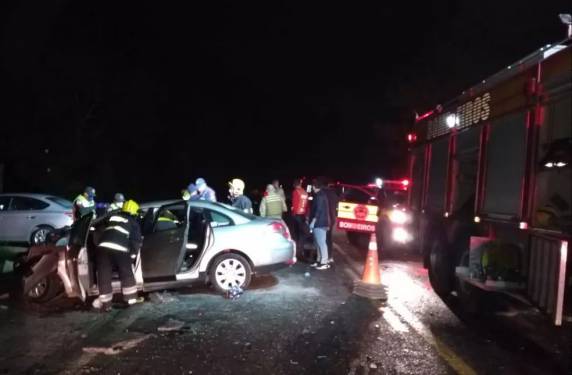 Um trator também se envolveu na colisão, mas o motorista do automóvel teria deixado o local do acidente antes da chegada da polícia.