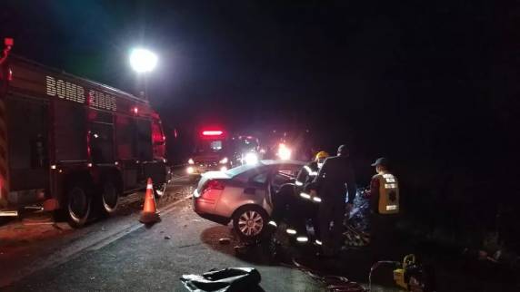 Um trator também se envolveu na colisão, mas o motorista do automóvel teria deixado o local do acidente antes da chegada da polícia.