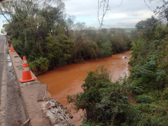 Veículo despenca de ponte na BR 285, em Panambi - foto 2