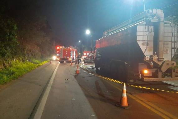 Vítima conduzia um carro que colidiu frontalmente com o caminhão