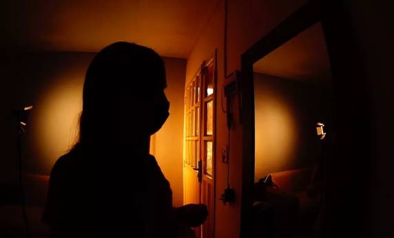 Segundo a mulher, menina sofreu abuso sexual por um homem que estava na residência.